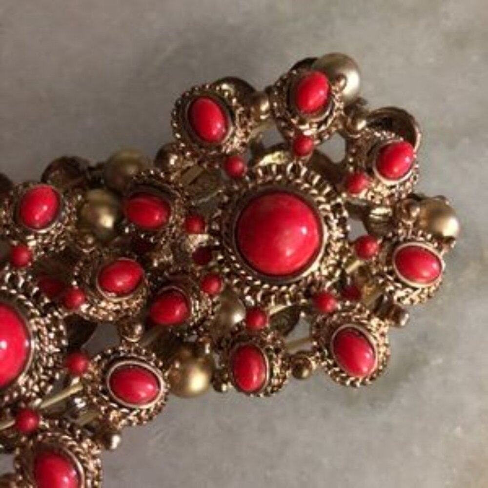 🏷 Red Coral Beaded Gold Tone Stretch Bracelet - Picture 6 of 10